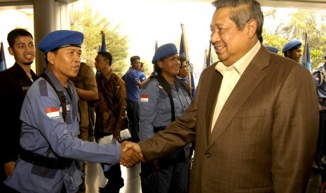 Ketua Umum Partai Demokrat Susilo Bambang Yudhoyono disambut para kader saat kunjungan ke Padang, Sumatera Barat, Selasa (27/10). 