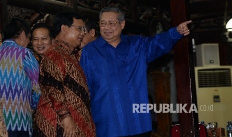 Ketua Umum Partai Demokrat Susilo Bambang Yudhoyono (kanan) bersama Ketua Umum Partai Gerindra Prabowo Subiyanto di pendopo Puri Cikeas, Jawa barat, Rabu (27/7) malam.