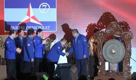 Ketua Umum Partai Demokrat Susilo Bambang Yudhoyono (kanan) didampingi petinggi Parta Demokrat membuka Rapat Koordinasi Nasional (Rakornas) di Jakarta, Sabtu (29/6). 