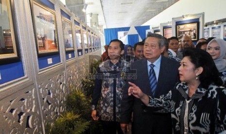 Ketua Umum Partai Demokrat Susilo Bambang Yudhoyono dan istri Ani Yudhoyono, saat meninjau pameran foto peringatan HUT Demokrat ke-14 di kompleks Parlemen, Senayan, Jakarta, Rabu (9/9). (Republika/Rakhmawaty La'lang)