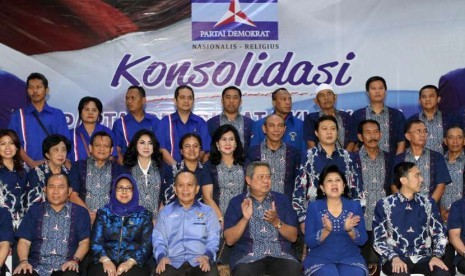  Ketua Umum Partai Demokrat Susilo Bambang Yudhoyono (ketiga kanan) didampingi istri Ani Yudhoyono (kedua kanan), Sekjen Edhie Baskoro Yudhoyono (kanan) dan Ketua Harian Syarief Hasan (ketiga kiri) foto bersama