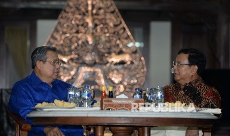 Ketua Umum Partai Demokrat Susilo Bambang Yudhoyono (kiri) berbincang bersama Ketua Umum Partai Gerindra Prabowo Subiyanto di pendopo Puri Cikeas, Jawa barat, Rabu (27/7) malam. 