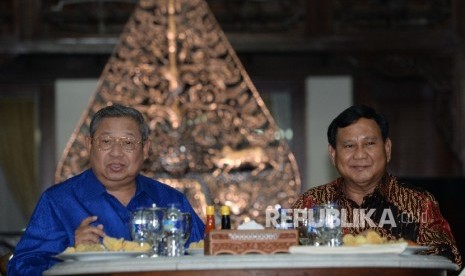 Ketua Umum Partai Demokrat Susilo Bambang Yudhoyono (kiri) berbincang bersama Ketua Umum Partai Gerindra Prabowo Subiyanto di pendopo Puri Cikeas, Jawa barat, Rabu (27/7) malam. 