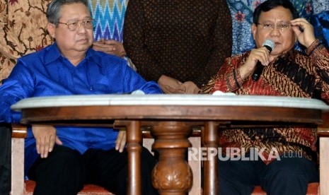 Ketua Umum Partai Demokrat Susilo Bambang Yudhoyono (kiri) dan Ketua Umum Partai Gerindra Prabowo Subiyanto.