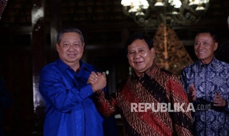 Ketua Umum Partai Demokrat Susilo Bambang Yudhoyono (kiri) dan Ketua Umum Partai Gerindra Prabowo Subiyanto berjabat tangan usai pertemuan di Kediaman Susilo Bambang Yudhoyono Puri Cikeas, Jawa barat, Rabu (27/7) malam.