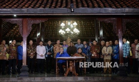 Ketua Umum Partai Demokrat Susilo Bambang Yudhoyono (kiri) dan Ketua Umum Partai Gerindra Prabowo Subiyanto bersama jajaran fungsionaris Partai Demokrat dan Partai Gerindraa menggelar konferesni pers usai pertemuan di Kediaman Susilo Bambang Yudhoyono Puri Cikeas, Jawa barat, Rabu (27/7) malam.