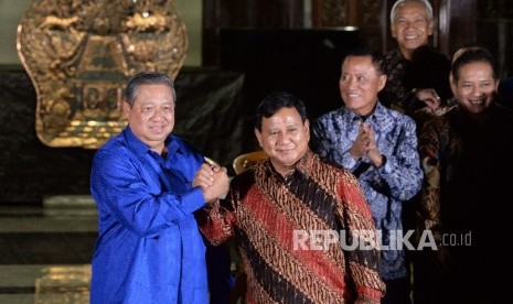 Ketua Umum Partai Demokrat Susilo Bambang Yudhoyono (kiri) melakukan salam komando dengan Ketua Umum Partai Gerindra Prabowo Subianto (kanan) seusai mengadakan pertemuan tertutup di Puri Cikeas, Bogor, Jawa Barat, Kamis (27/7). 