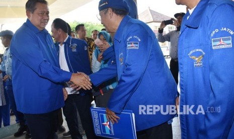 Ketua Umum Partai Demokrat Susilo Bambang Yudhoyono (kiri) menyalami kader Partai Demokrat saat menghadiri Apel Siaga Demokrat Provinsi Jawa Timur di Wisma Haji Madiun, Jawa Timur, Senin (18/6).