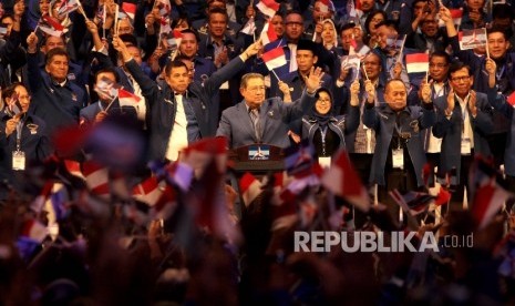  Ketua Umum Partai Demokrat Susilo Bambang Yudhoyono melambaikan tangan usai pidato politik  pada Dies Natalis 15 Tahun Partai Demokrat di Jakarta, Selasa (7/2).