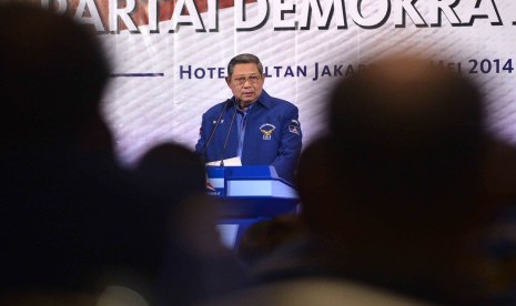  Ketua Umum Partai Demokrat, Susilo Bambang Yudhoyono, memberikan sambutan saat membuka Rapat Pimpinan Nasional (Rapimnas) Partai Demokrat di Hotel Sultan, Jakarta, Ahad (18/5). 