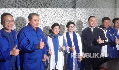 Ketua Umum Partai Demokrat, Susilo Bambang Yudhoyono mengunjungi posko pemenangan pasangan bakal calon Wali Kota dan Wakil Wali Kota Bandung, Nurul Arifin dan Chairul Yaqin Hidayat, Selasa (9/1).