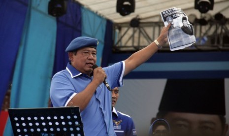  Ketua Umum Partai Demokrat Susilo Bambang Yudhoyono menunjukkan selebaran gelar saat kampanye akbar Partai Demokrat di GOR Gelora Delta Sidoarjo, Jawa Timur, Sabtu (5/4). 