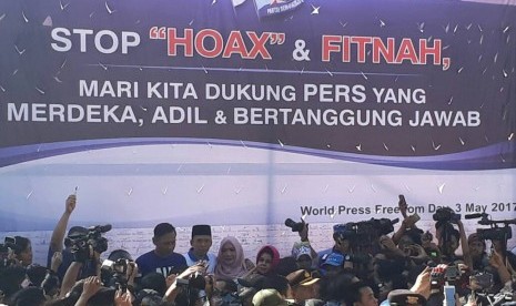 Ketua Umum Partai Demokrat Susilo Bambang Yudhoyono (SBY), Agus Harimurti Yudhoyono (AHY), dan Tuan Guru Bajang (TGB) Muhammad Zainul Majdi menandatangani banner stop hoax dan fitnah di Car Free Day di Mataram, NTB, Ahad (7/5)