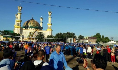 Ketua Umum Partai Demokrat Susilo Bambang Yudhoyono (SBY) bermain voli di lapangan Islamic Center NTB, Ahad (7/9).