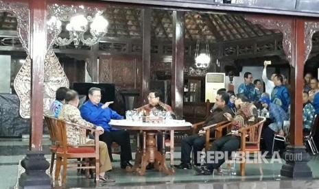 Ketua Umum Partai Demokrat Susilo Bambang Yudhoyono (SBY) bertemu dengan Ketua Umum Partai Gerindra Prabowo Subianto di Pendopo Kediaman pribadi SBY,  Puri Cikeas, Gunung Putri, Bogor pada Kamis (27/7).