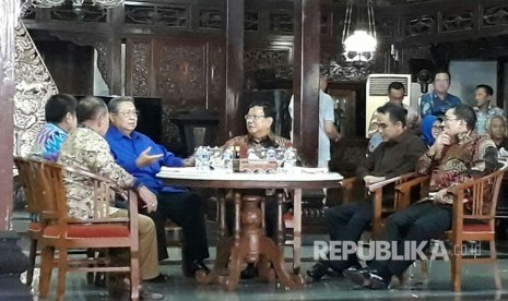 Ketua Umum Partai Demokrat Susilo Bambang Yudhoyono (SBY) bertemu dengan Ketua Umum Partai Gerindra Prabowo Subianto di Pendopo Kediaman pribadi SBY,  Puri Cikeas, Gunung Putri, Bogor pada Kamis (27/7).