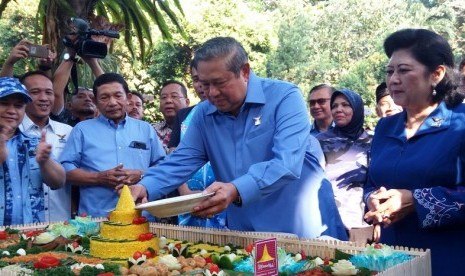 Ketua Umum Partai Demokrat Susilo Bambang Yudhoyono (SBY) memotong tumpeng, untuk memperingati HUT Partai Demokrat ke-16 yang dirayakan di kediaman SBY di Puri Cikeas, Kabupaten Bogor, (9/9). Hari ini, presiden RI ke-6 tersebut juga genap berusia 68 tahun.