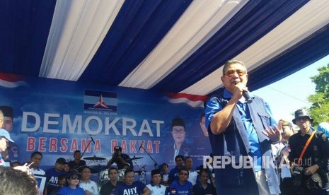 Ketua Umum Partai Demokrat Susilo Bambang Yudhoyono (SBY) mengajak warga NTB untuk memerangi hoax dan fitnah serta mendukung pers yang merdeka, adil, dan bertanggungjawab di Monumen Bumi Gora, NTB, Ahad (7/5).