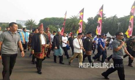 Ketua Umum Partai Demokrat Susilo Bambang Yudhoyono (SBY) menmutuskan walkout dari arak-arakan karnaval kampanye di silang Monas, Jakarta, Ahad (23/9). 