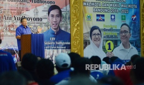 Ketua Umum Partai Demokrat Susilo Bambang Yudhoyono tampil di depan ribuan kader Partai Demokrat dan pasangan calon wali kota dan wakil walikota Bandung, Nurul Arifin - Ruli, di Gedung Setia Graha, Kota Bandung, Jumat (23/3).