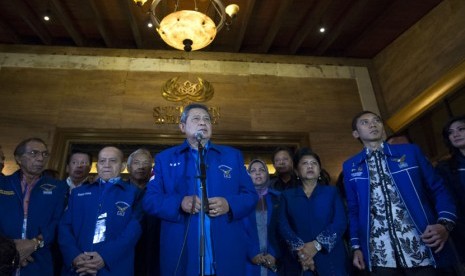  Ketua Umum Partai Demokrat Susilo Bambang Yudhoyono (tengah) didampingi Ibu Ani Yudhoyono (kedua kanan), memberikan keterangan pers terkait UU Pilkada di Jakarta, Selasa (30/9).