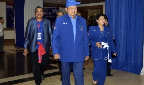   Ketua Umum Partai Demokrat, Susilo Bambang Yudhoyono (tengah).