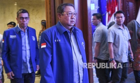 Ketua Umum Partai Demokrat Susilo Bambang Yudhoyono (tengah) berjalan bersama Sekretaris Jenderal Hinca Panjaitan (kiri).