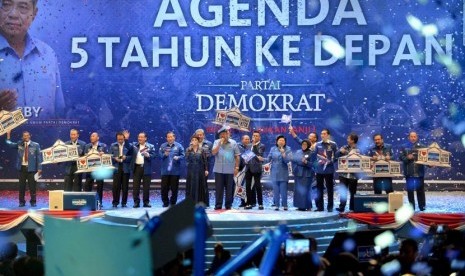 Ketua Umum Partai Demokrat Susilo Bambang Yudhoyono (tengah) bersama petinggi partai menyanyi bersama seusai saat rapat umum Partai Demokrat di Jakarta, Kamis (3/4).