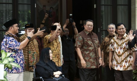 Ketua Umum Partai Demokrat Susilo Bambang Yudoyono (ketiga kanan), Calon Presiden nomor urut 02 Prabowo Subianto (kanan) dan sejumlah Pimpinan koalisi Adil Makmur berfoto bersama sebelum melakukan petemuan di Kediaman Susilo Bambang Yudhoyono, kawasan Mega Kuningan, Jakarta, Jumat (21/12/2018).