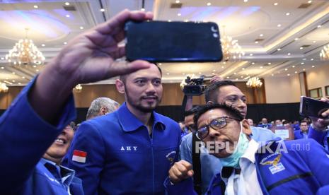 Ketua Umum Partai Demokrat yang baru, Agus Harimurti Yudhoyono (tengah) melayani swafoto kader saat Kongres V Partai Demokrat di Jakarta, Ahad (15/3/2020). 