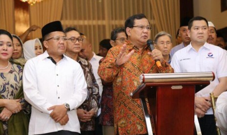 Ketua Umum Partai Gerakan Indonesia Raya (Gerindra) Prabowo Subianto menyampaikan komitmen bersama menjaga persatuan bangsa pada sela pertemuan lintas tokoh nasional di kediamannya di Kertanegara, Blok M, Jakarta Selatan, Senin malam (10/4).