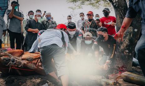 Ketua Umum Partai Gerindra H Prabowo Subianto dan Wakil Ketua Dewan Pimpinan Daerah (DPD) Partai Gerindra Kepulauan Bangka Belitung (Babel), Melati Erzaldi menyalurkan hewan kurban ke sejumlah lokasi di Bangka Belitung pada Hari Raya Idul Adha 1444 H.