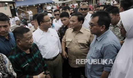 Ketua Umum Partai Gerindra Prabowo Subianto bersama calon Gubernur DKI Jakarta Anies Baswedan mendatangi wilayah Kampung Akuarium, Penjaringan, Jakarta Utara, Sabtu (7/1)