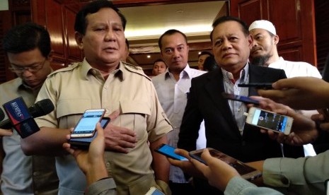 Ketua Umum Partai Gerindra Prabowo Subianto bersama dengan Calon Gubernur Sudrajat di kediamannya di Kertanegara, Jakarta Selatan, Sabtu (7/7).