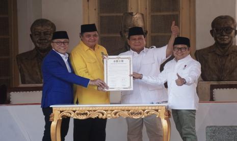 Ketua Umum Partai Gerindra Prabowo Subianto bersama Ketua Umum Partai PAN Zulkifli Hasan, Ketua Umum Partai Golkar Airlangga Hartarto dan Ketua Umum PKB Muhaimin Iskandar  di Museum Proklamasi, Jakarta.