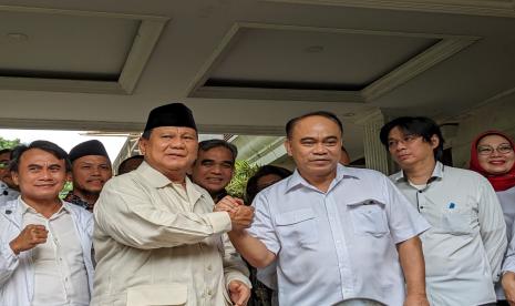 Ketua Umum DPP Partai Gerindra, Prabowo Subianto bersama Ketua Umum Pro Jokowi (Projo) Budi Arie Setiadi di Jalan Kertanegara, Jakarta Selatan, Kamis (10/11/2022).