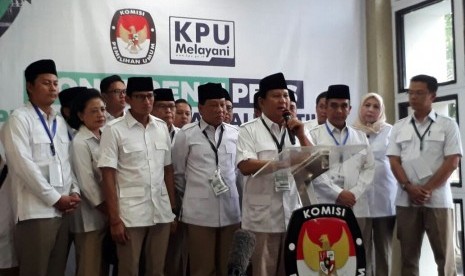 Ketua Umum Partai Gerindra, Prabowo Subianto datang langsung untuk mendaftarkan Partai Gerindra ke Gedung Komisi Pemilihan Umum (KPU) RI, Jakarta Pusat. Sabtu (14/10) sore.