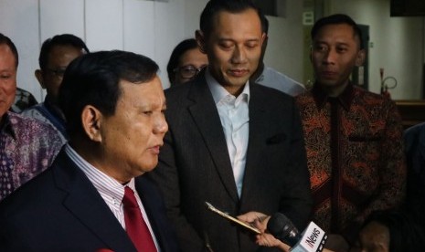 Ketua Umum Partai Gerindra Prabowo Subianto didampingi putra Ketua Umum Partai Demokrat Susilo Bambang Yudhoyono (SBY), Agus Harimurti Yudhoyono (AHY), dan Edhie Baskoro Yudhoyono di RSPAD Gatot Soebroto, Jakarta, Rabu (18/7).