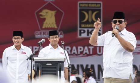 Ketua Umum Partai Gerindra Prabowo Subianto (kanan) 