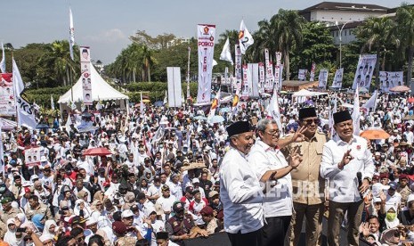 Ketua Umum Partai Gerindra Prabowo Subianto (kedua kanan) bersama Juru Kampanye Nasional Ahmad Heryawan (kedua kanan), calon Gubernur dan Wakil Gubernur Jawa Barat Sudrajat (kanan) dan Ahmad Syaikhu (kiri) berfoto seusai menyampaikan orasi pada kampanye akbar di Monumen Perjuangan Rakyat, Bandung, Jawa Barat, Sabtu (12/5). 