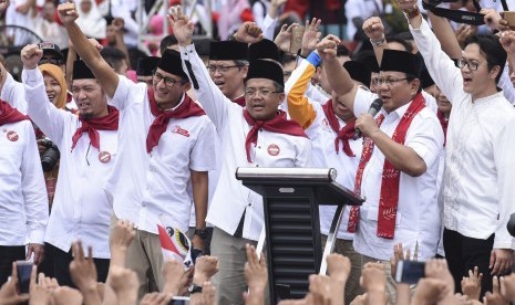 Ketua Umum Partai Gerindra Prabowo Subianto (kedua kanan) memberikan orasi didampingi Presiden PKS Sohibul Iman (tengah), Calon Wakil Gubernur DKI Sandiaga Uno (kedua kiri) saat Kampanye Akbar Anies-Sandi di GOR Soemantri Brodjonegoro, Jakarta, Minggu (29/