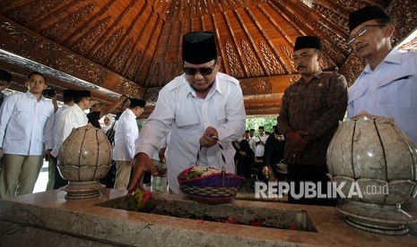 Ketua umum Partai Gerindra Prabowo Subianto (ketiga kanan) menabur bunga di pusara makam Ayahanda Presiden Soekarno, R. Soekeni Sosrodihardjo saat berziarah di makam Presiden Soekarno, Blitar, Jawa Timur, Jumat (4/5).