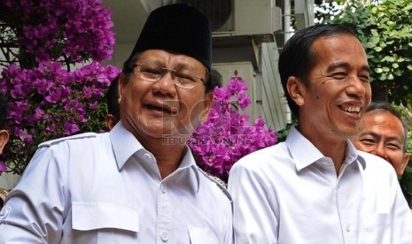 Ketua Umum Partai Gerindra Prabowo Subianto (kiri) dan Presiden Joko Widodo (kanan)