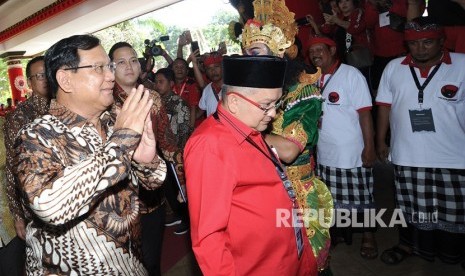 Ketua Umum Partai Gerindra Prabowo Subianto (kiri) berjalan memasuki ruangan Pembukaan Kongres V PDI Perjuangan di Sanur, Denpasar, Bali, Kamis (8/8/2019). 