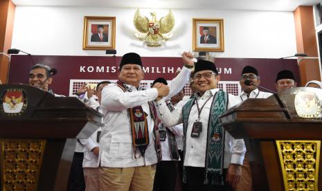 Ketua Umum Partai Gerindra Prabowo Subianto (kiri) bersalam komando dengan Ketua Umum PKB Muhaimin Iskandar (kanan) usai mendaftarkan partainya masing-masing sebagai calon peserta Pemilu 2024 di Gedung KPU, Jakarta, Senin (8/8/2022). Gerindra menjadi partai ke-17 dan PKB menjadi partai ke-18 yang mendaftar sebagai calon peserta Pemilu 2024 ke KPU. 