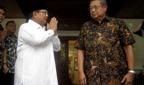 Ketua Umum Partai Gerindra Prabowo Subianto (kiri) bertemu Presiden ke-6 RI Susilo Bambang Yudhoyono (kanan) saat melayat di rumah duka, Cikeas, Bogor, Jawa Barat, Senin (3/6/2019). 