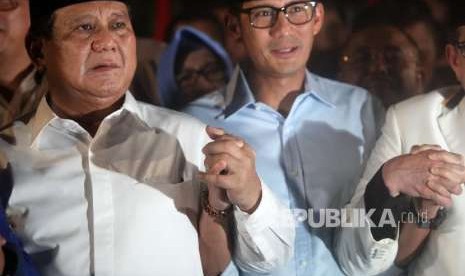 Ketua Umum Partai Gerindra Prabowo Subianto (kiri) didampingi Wakil Gubernur DKI Jakarta Sandiaga Uno ( kanan) berpegangan tangan bersama seusai mendeklarasikan calon presiden dan calon wakil presiden di kediaman Prabowo, Jalan Kertanegara, Jakarta, Kamis (9/8) malam. Pada deklarasi tersebut Prabowo dan Sandiaga Uno resmi maju mencalonkan diri sebagai pasangan capres dan cawapres pada Pilpres 2019. 