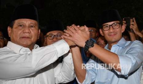 Ketua Umum Partai Gerindra Prabowo Subianto (kiri) didampingi Wakil Gubernur DKI Jakarta Sandiaga Uno ( kanan) berpegangan tangan bersama seusai memberikan keterangan pers di kediaman Prabowo, Jalan Kertanegara, Jakarta, Kamis (9/8) malam.