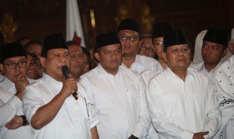 Ketua Umum Partai Gerindra Prabowo Subianto (kiri) mengumumkan Mayjen (Pur) Sudrajat (kanan) sebagai Calon Gubernur Jawa Barat pada Pilkada 2018, Padepokan Garudayaksa, Hambalang, Bogor, Jawa Barat, Sabtu (9/12). 