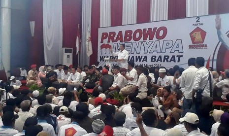 Ketua Umum Partai Gerindra, Prabowo Subianto melakukan kunjungan ke Kabupaten Bandung, Jumat (30/3). Bertempat di Hotel Sutan Raja, Prabowo bertemu dengan ribuan kader dan simpatisan Partai Gerindra.